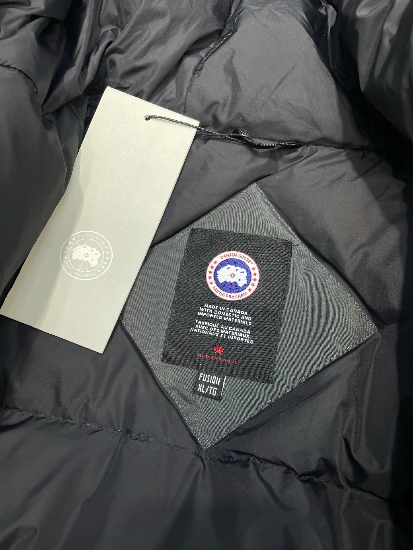 P780 high-end version Canada Goose Canada Goose #Chilliwack 7999M bomber jacket short down jacket/01 model #Men and Women Same Style# ➖ Genuine synchronous anti-counterfeiting chip sensor! ➖ Imported 21S polyester-cotton blended original fabric [last year’s 16S/18S hard fabrics have been completely eliminated, this year all use 21S genuine synchronous fabrics, the soft mid-strap feels delicate and textured], genuine synchronous Feather-Light 10D waterproof coating fabric, made of 84.5 polyester fiber and 15.5 cotton, 100% the best feel in the entire network! ➖ The genuine official website is synchronized with the national standard 80 white duck down, you can check the official website customer service, there will never be a series of misleading claims such as 90 down or goose down! ➖ Using the best nylon lining with double double-layer sealing design, velvet-proof No. 7 needle + grid-filled down ready-made garments, there is 100% no so-called velvet running! ➖ The cuffs are designed with thickened seamless threads, and the collar and pockets are lined with top-quality polar fleece to keep you warm and comfortable! ➖ Yoshida YKK provides original custom-made electroplated sliders. YKK two-way lockable zippers are tight and smooth and will not peel off paint! ➖ 3M composite guarantees that the Velcro is the same as the original, durable, and all accessories and hardware are custom-made! ➖ Imported BEHRINGER embroidery machine to customize the 10,000-needle embroidery logo, 98% of which can be reproduced to restore the original logo. You can check and compare on the official website! ➖ The fur collars are all made of large pieces of Western Canadian blue wolf hide, ensuring that each fur collar is 13-15cm wide!   Size:XS-XXL